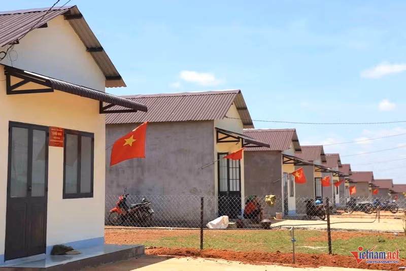 Nouvelles maisons des M'nong dans la région frontalière de Quang Truc. Photo : vietnamnet.vn
