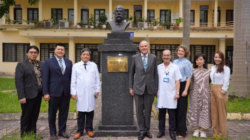 Le président de l’Alliance parlementaire mondiale contre la tuberculose, en visite dans l’Hôpital central de pneumologie. Photo : NDEL