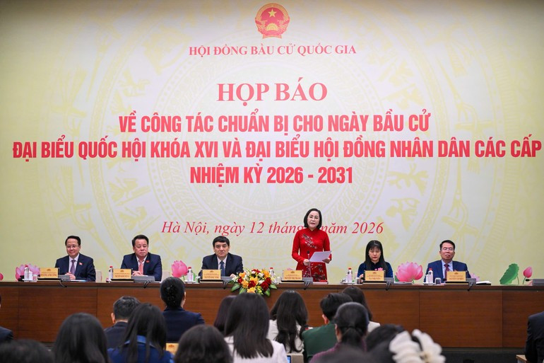 Nguyen Thi Thanh, membre du Comité central du Parti, vice-présidente de l'Assemblée nationale, membre du Conseil national électoral préside la conférence de presse. Photo : NDEL