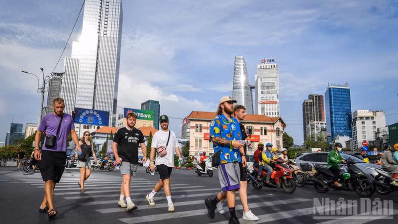 Le Vietnam a accueilli plus de 10,66 millions de visiteurs internationaux au cours des six premiers mois de 2025, soit une hausse de 20,7 % par rapport à la même période en 2024. Photo : NDEL.
