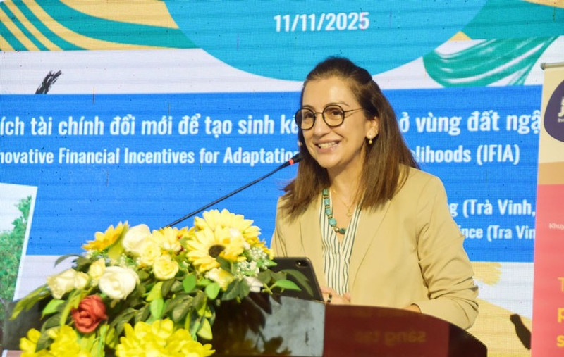 Anupa Rimal Lamichhane, spécialiste principale régionale en matière de changement climatique et d'environnement, Division Asie et Pacifique, présente un aperçu du projet. Photo : baovinhlong.com.vn