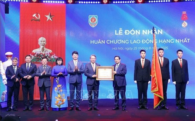 Le PM Pham Minh Chinh remet l'Ordre du Travail de première classe au ministère de la Justice. Photo : VNA.
