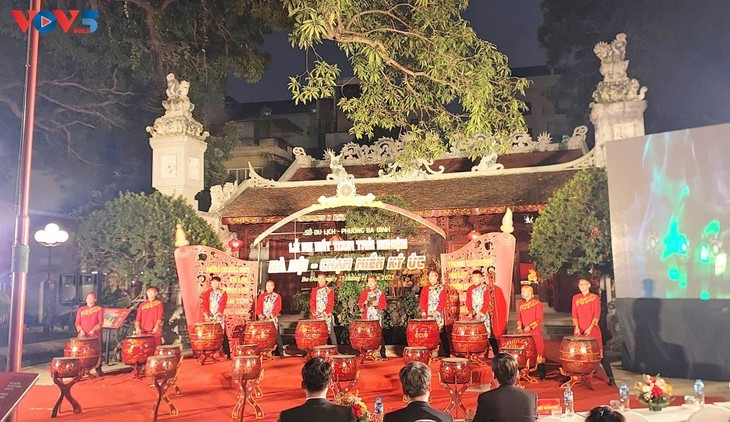 Spectacle artistique du lancement du nouveau circuit touristique du quartier Ba Dinh. Photo : VOV.