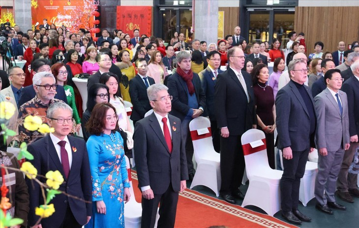 La cérémonie de lever du drapeau. Photo : VNA.
