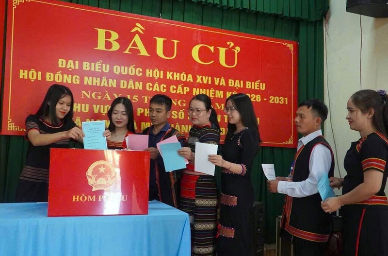Les statistiques indiquent que les 34 provinces et villes du pays ont toutes enregistré un taux de participation supérieur à 99%. Photo : VNA