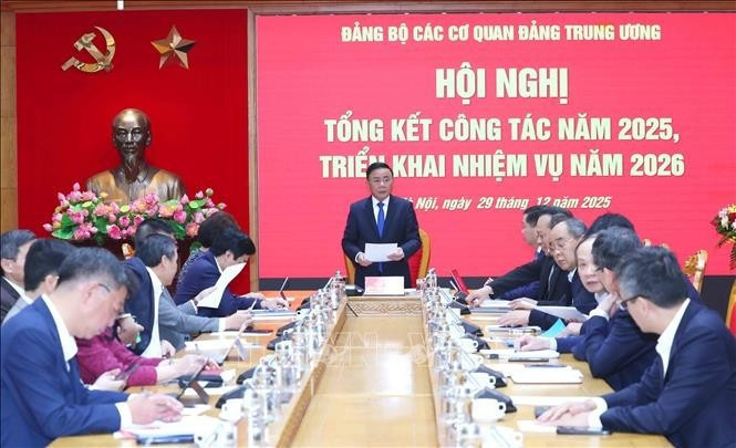 Tran Cam Tu, membre du Politburo et membre permanent du Secrétariat du Comité central du Parti, a souligné l'importance de poursuivre l'amélioration de la qualité du travail de conseil stratégique des agences centrales du Parti. Photo : VNA.