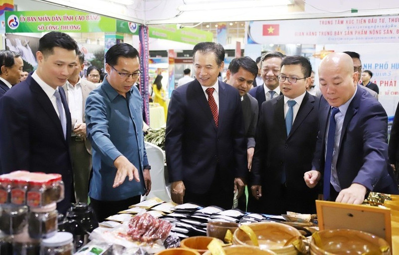 Des délégués visitent un stand vietnamien lors de la foire. Photo : VNA.