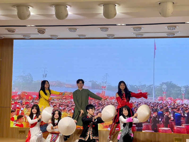 Un spectacle de danse présenté par des étudiants vietnamiens. Photo : thoidai.com.vn