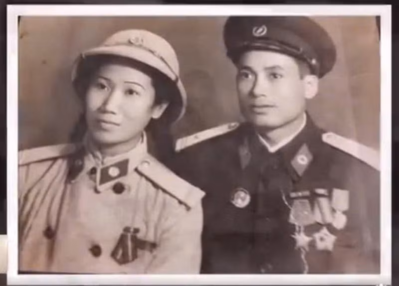 Feu le professeur, docteur, médecin émérite et colonel du corps médical militaire, Y Tlam Kbuôr, et son épouse. Photo : vietnamnet.vn