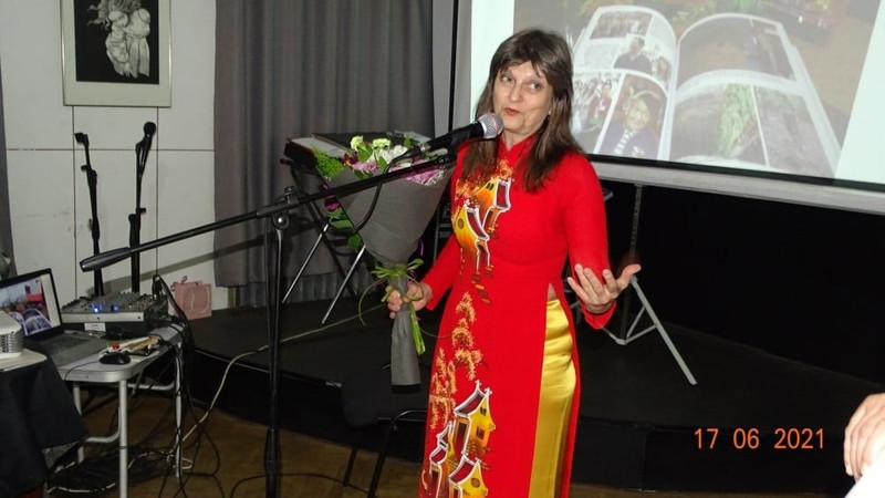 Kadrinka Kadrinova en ao dai vietnamien lors de la présentation de son livre « Le Miracle vietnamien », juin 2021. Photo : thoidai.com.vn 