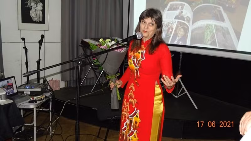 Kadrinka Kadrinova en ao dai vietnamien lors de la présentation de son livre « Le Miracle vietnamien », juin 2021. Photo : thoidai.com.vn 