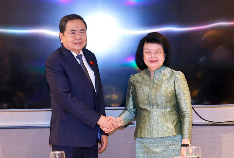 Le président de l’Assemblée nationale (AN) du Vietnam, Tran Thanh Man, rencontre la présidente de l’Assemblée nationale du Cambodge, Khuon Sudary. Photo : VNA.