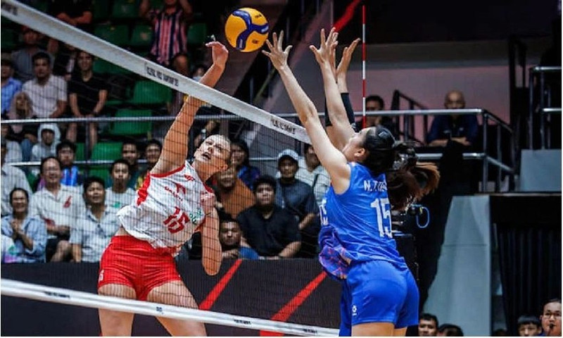 Les joueuses polonaises (en maillot blanc) ont démontré leur supériorité en s’imposant 3-1 face à leurs adversaires vietnamiennes après avoir perdu le premier set. Photo : FIVB.