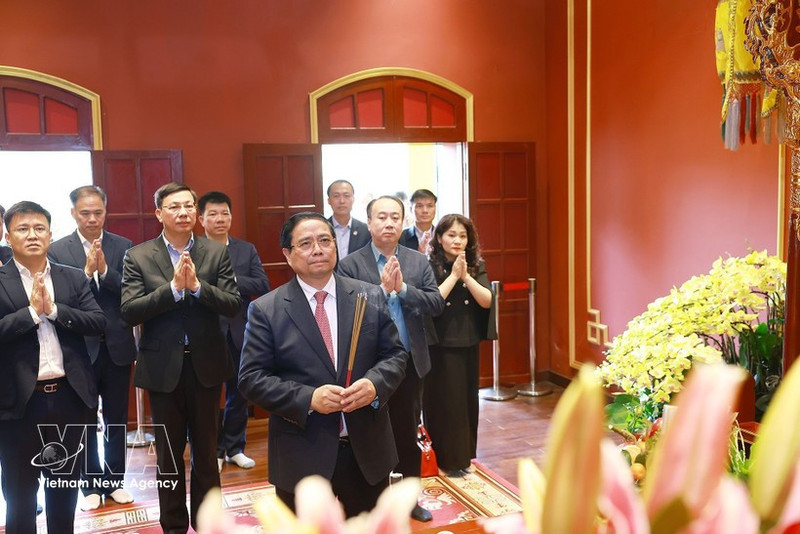 Le Premier ministre Pham Minh Chinh offre de l’encens à la Cité impériale de Thang Long. Photo : VNA.