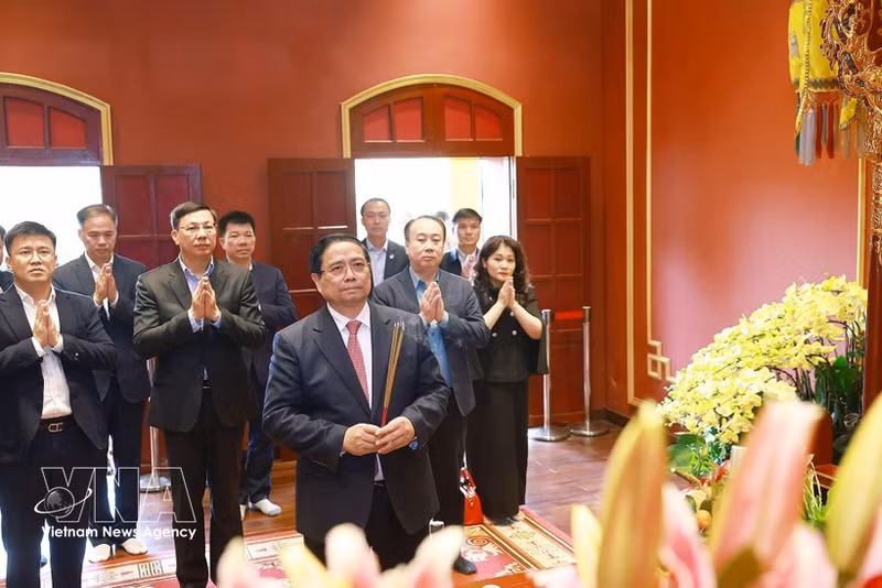Le Premier ministre Pham Minh Chinh offre de l’encens à la Cité impériale de Thang Long. Photo : VNA.