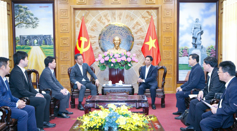 Le secrétaire du comité provincial du Parti de Thanh Hoa, Nguyen Doan Anh, reçoit la délégation du groupe Sumitomo. Photo : https://vneconomy.vn/