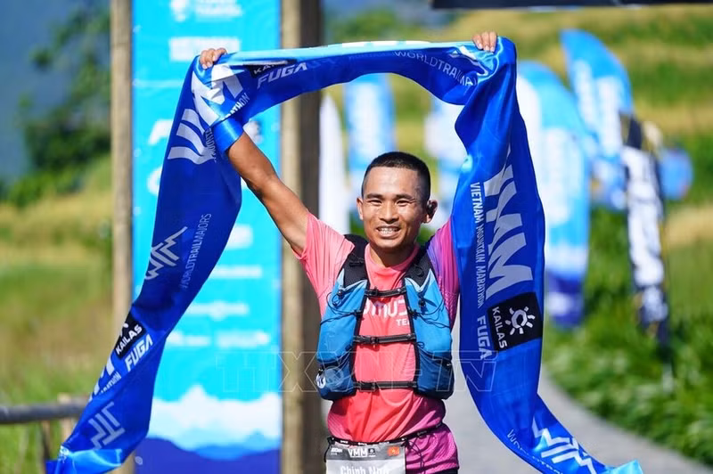 Le coureur vietnamien Ngô Van Chinh a terminé premier avec un temps impressionnant de 13:00:10, établissant un nouveau record du parcours. Photo : VNA