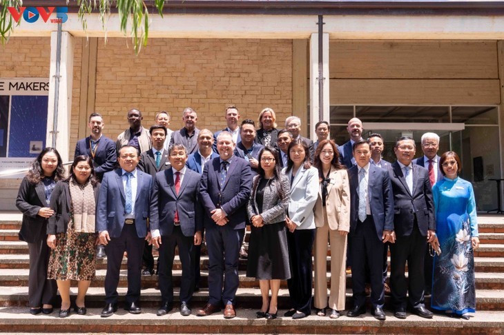 Duong Thi Hông Liên (à droite, en tunique bleue) au Forum Australie-Occidentale-Vietnam, novembre 2025. Photo : VOV.