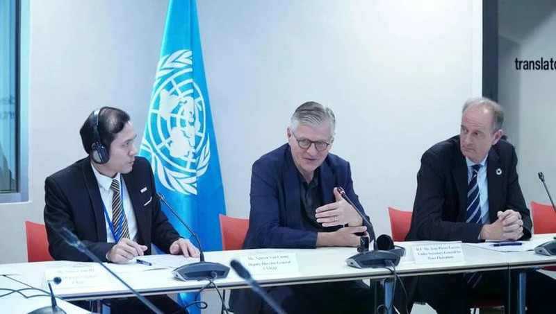 Jean-Pierre Lacroix, Secrétaire général adjoint aux opérations de paix de l'ONU, s'exprime lors d'une conférence de presse à Hanoï. Photo : VNA.