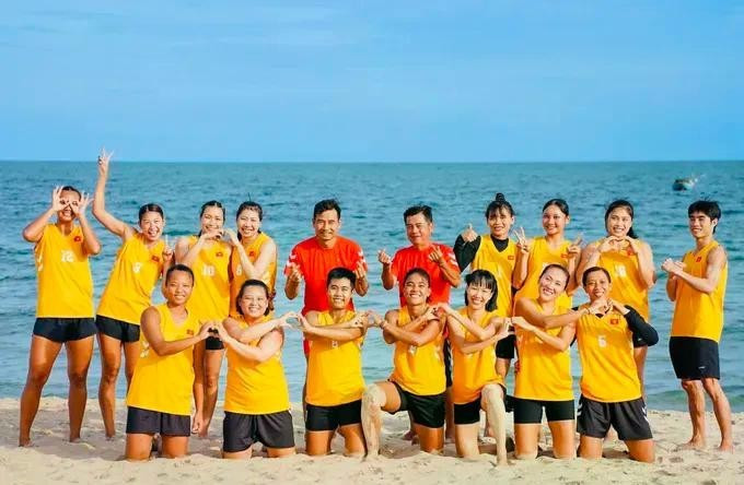 L’équipe féminine vietnamienne de beach handball. Photo: PICHOOF