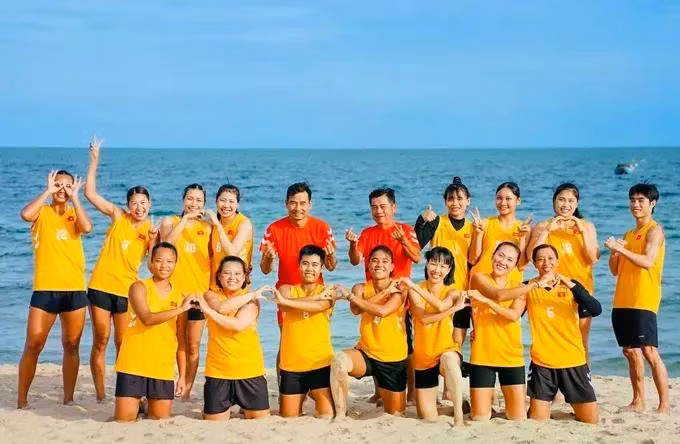 L’équipe féminine vietnamienne de beach handball. Photo: PICHOOF