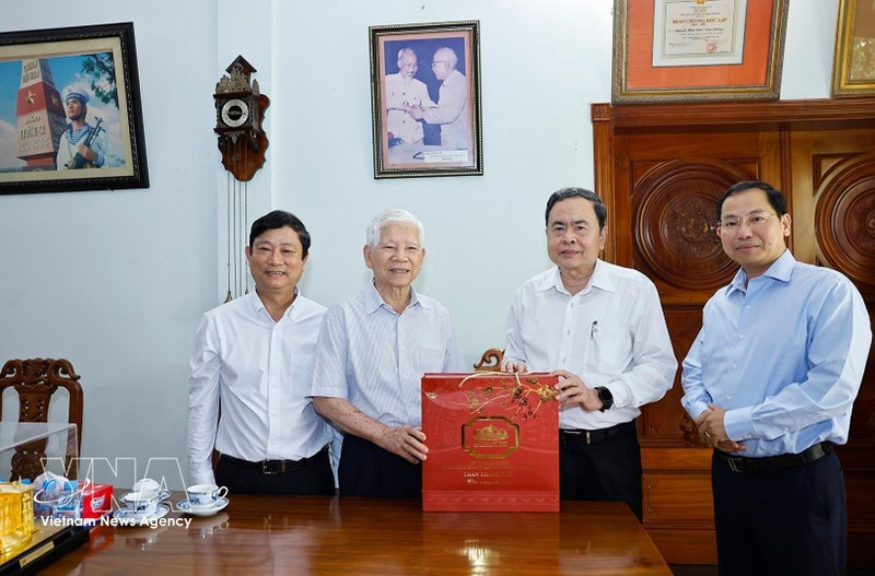 Le président de l’Assemblée nationale, Tran Thanh Man rend visite à l’ancien président Nguyen Minh Triet. Photo: VNA