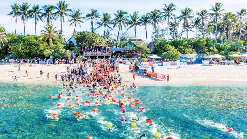 La course de natation en mer de Ly Son est une expérience passionnante pour les amateurs de natation vietnamiens et étrangers. Photo : NDEL.