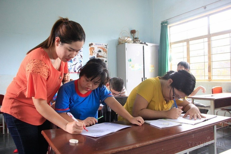 Un cours pour enfants touchés par l'agent orange à Gia Lai. Photo : VNA