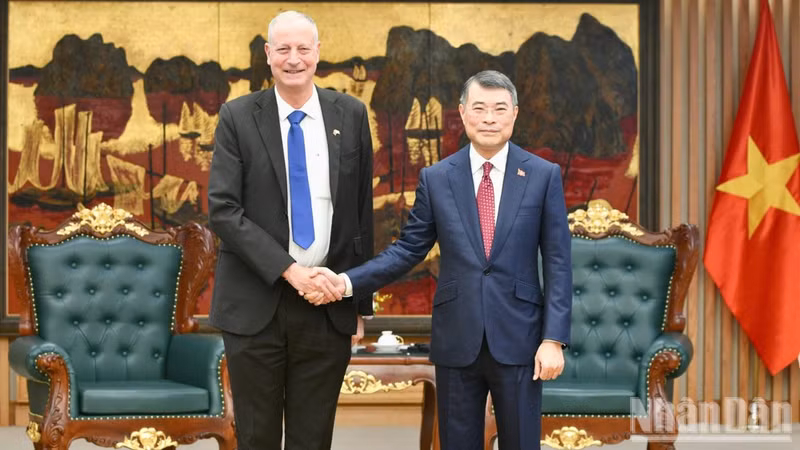 Le Premier ministre Le Minh Hung (droite) reçoit l'ambassadeur d'Israël au Vietnam, Yaron Mayer. Photo : NDEL.