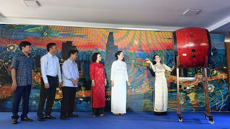 Tran Thi Dieu Thuy, vice-présidente du Comité populaire de Hô Chi Minh-Ville, bat le tambour pour inaugurer la Journée de la poésie vietnamienne 2026 à Hô Chi Minh-Ville. Photo : NDEL.