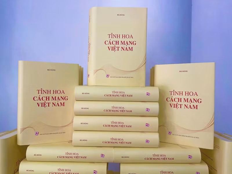 Le livre « L'essence de la révolution vietnamienne » du journaliste chevronné Ha Dang. Photo : VOV.