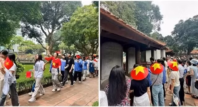 Visiteurs au Văn Miếu-Quốc Tử Giám (le temple de la littérature) dans le centre de Hà Nội. Photo hanoi.gov.vn