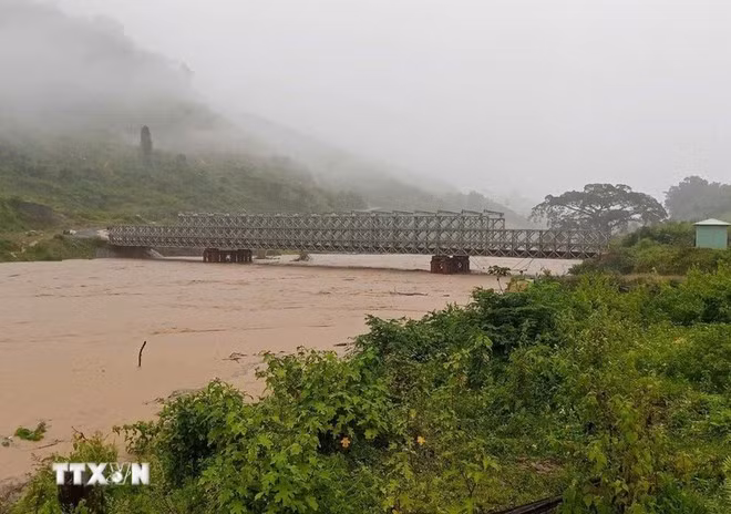 Selon les prévisions, les zones côtières situées entre le sud de la province de Quang Tri et celle de Quang Ngai subissent ce 27 octobre des vents violents et des marées hautes. Photo: VNA