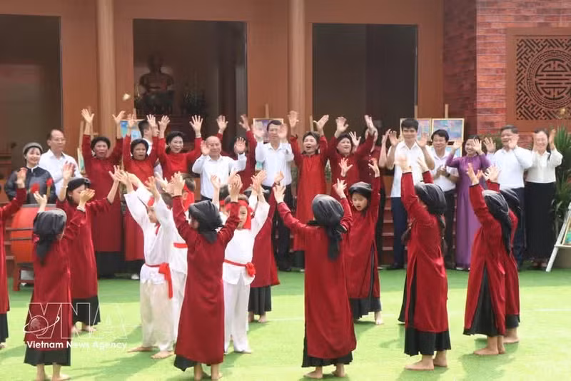 Des enfants interprètent des chants folkloriques Xoan lors d'un camp culturel. Photo : VNA.