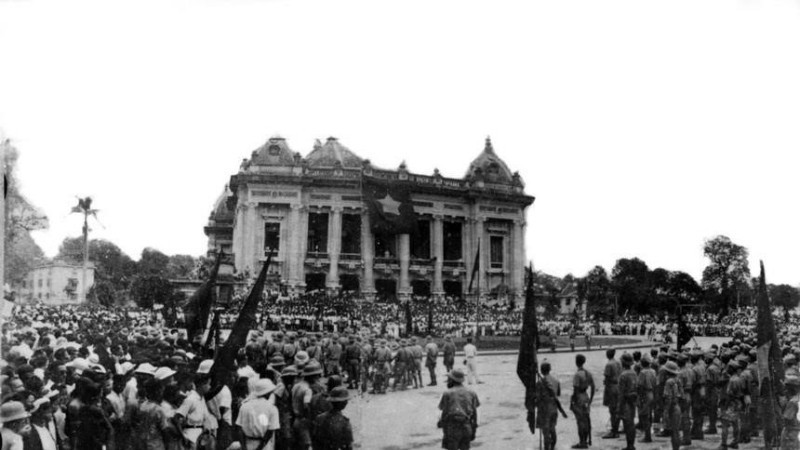 Rassemblement révolutionnaire d’Août bouillonnant dans la capitale Hanoï. Photo d’archives : VNA.