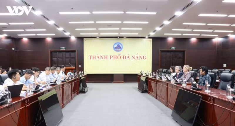 Séance de travail entre les dirigeants de la ville de Da Nang et la délégation de la Banque mondiale. Photo : VOV.