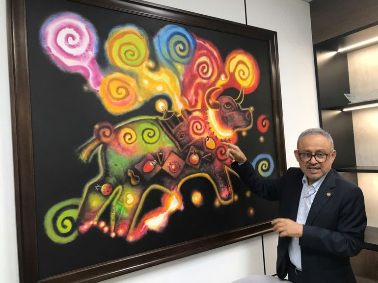 L'ambassadeur Ruben Omar Orozco Burgos présente le tableau aux délégués. Photo : NDEL.
