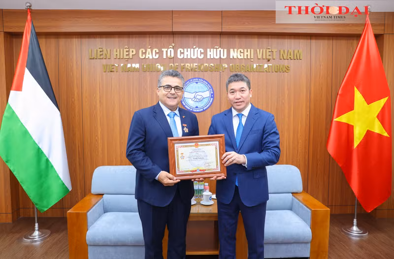 Le président de l’Union des organisations d’amitié du Vietnam, Phan Anh Son, remet l’insigne « Pour la paix et l’amitié entre les peuples » à l’ambassadeur de Palestine au Vietnam, Saadi Salama (à gauche). Photo : thoidai.com.vn