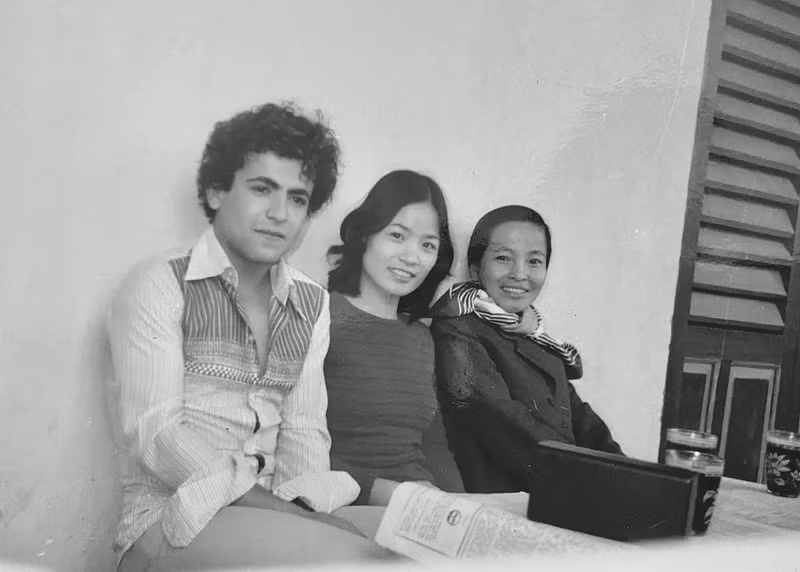 Saadi Salama aux côtés de Le Thanh et Nguyen Hanh, ses professeures de vietnamien à Hanoï en 1982.