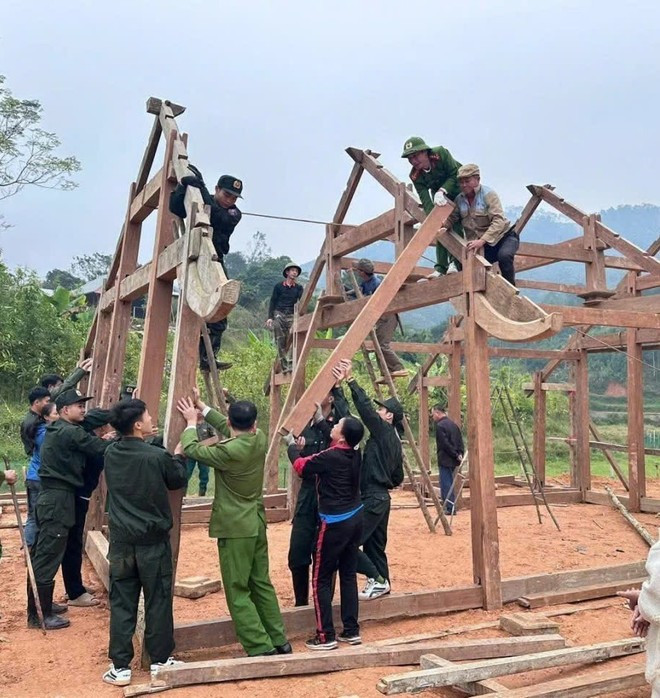 Les forces de la police et de la milice apportent leur soutien aux habitants dans la construction de logements à l’approche de la nouvelle année. Photo : VNA.