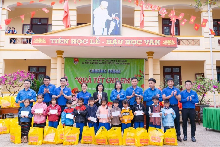 Le Service de l’Agriculture et de l’Environnement offre des cadeaux aux élèves de la commune de Côn Tiên (Quang Tri). Photo: baoquangtri.vn