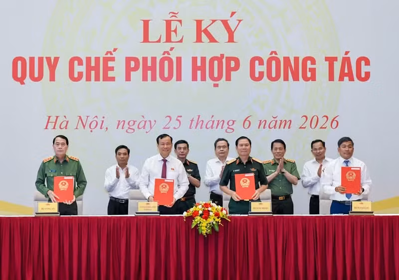 Le président de l’Assemblée nationale, Tran Thanh Man à la cérémonie de signature des règlements de coordination opérationnelle entre la Commission de la Défense, de la Sécurité et des Affaires étrangères de l’Assemblée nationale et trois ministères de la Défense, de la Sécurité publique et des Affaires étrangères. Photo : NDEL.