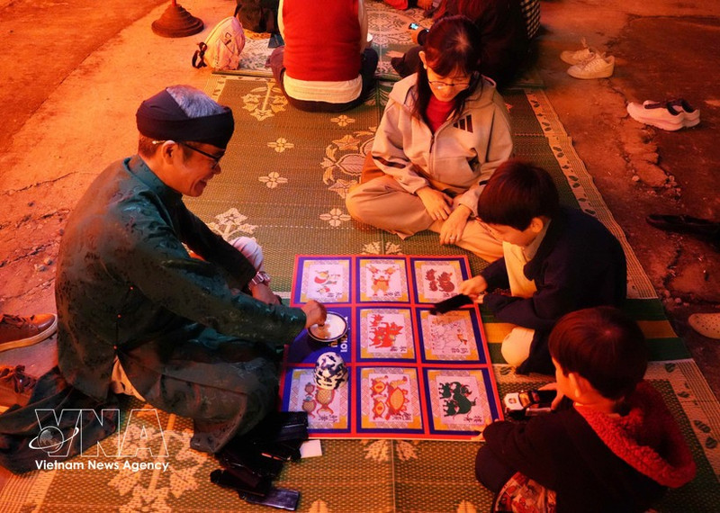 Jeux folkloriques traditionnels dans le cadre du programme du « Festival royal du Têt » à la Citadelle impériale de Hué. Photo : VNA