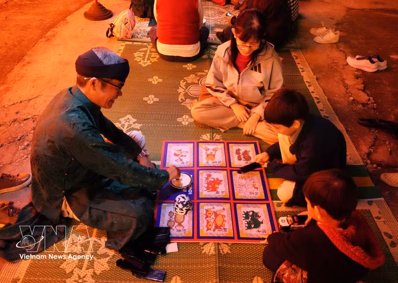 Jeux folkloriques traditionnels dans le cadre du programme du « Festival royal du Têt » à la Citadelle impériale de Hué. Photo : VNA
