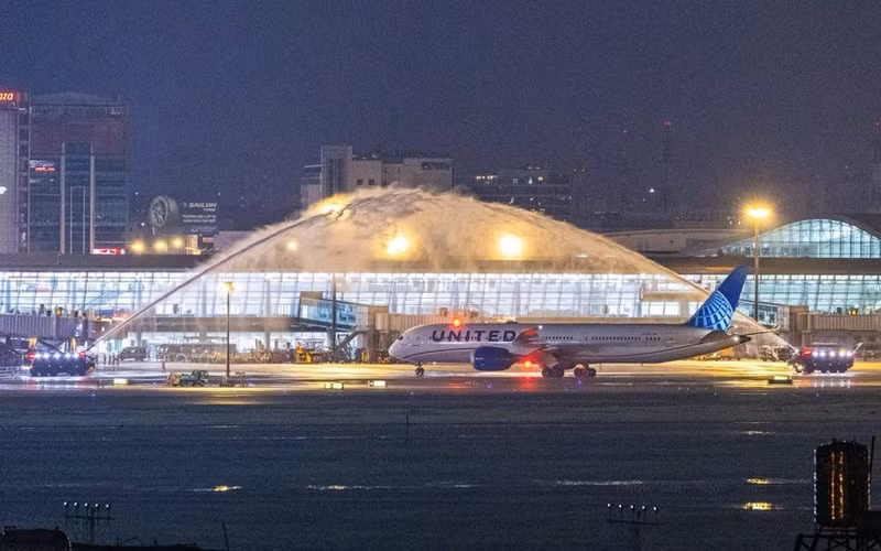 Un avion de United Airlines accueilli par un salut à l’eau à l’aéroport international de Tân Son Nhât, à Hô Chi Minh-Ville. Photo : tcdulichtphcm.vn