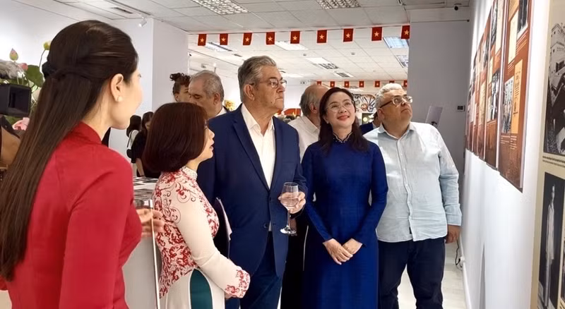 Les délégués visitent l’exposition. Photo : baovanhoa.vn