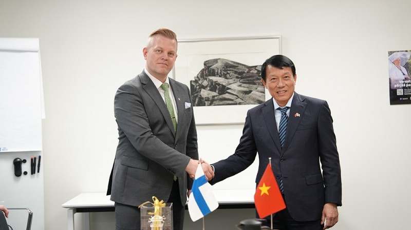 Le ministre vietnamien de la Sécurité publique, Luong Tam Quang et le secrétaire d’État au ministère de l’Intérieur de la République de Finlande, Heikki Tamminen. Photo : cand.com.vn