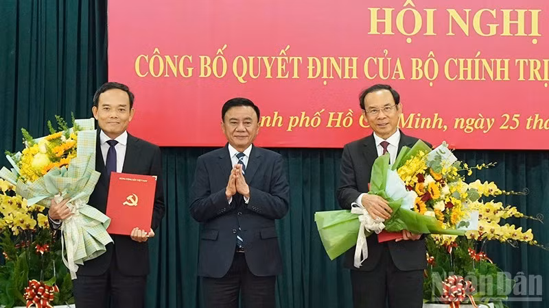 Tran Luu Quang (1er à gauche) nommé secrétaire du Comité du Parti de Ho Chi Minh-Ville. Photo : NDEL.