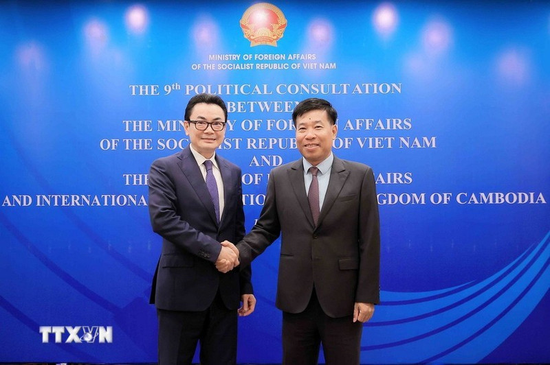 Le vice-ministre vietnamien des Affaires étrangères, Nguyen Manh Cuong (droite) et le secrétaire d'État cambodgien des Affaires étrangères et de la Coopération internationale, Ung Rachana. Photo : VNA.