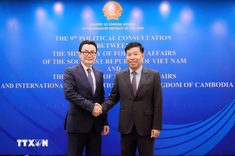 Le vice-ministre vietnamien des Affaires étrangères, Nguyen Manh Cuong (droite) et le secrétaire d'État cambodgien des Affaires étrangères et de la Coopération internationale, Ung Rachana. Photo : VNA.